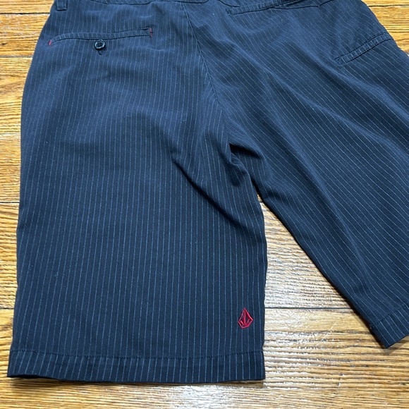 Volcom Stone Corpo Class Collection black/gray stripe shorts. Size 29. - Picture 10 of 13